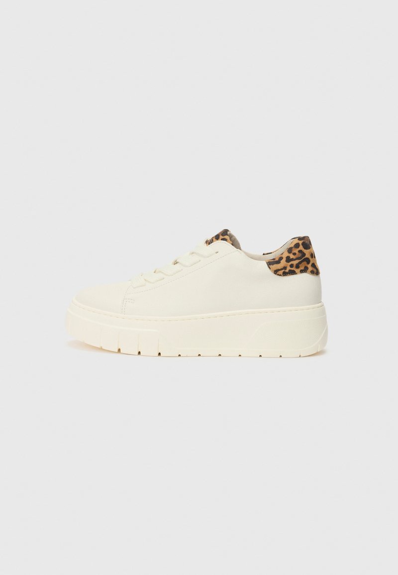 Sneaker bianco con superficie testurizzata, dotato di un accento in stampa leopardata marrone e nera sul retro. Design della suola elevata e chunky.