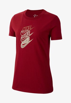Camiseta de algodón roja con un gran gráfico de la palabra "Nike" en diferentes estilos y tamaños. Cuello redondo clásico y mangas cortas.