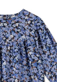 Bluse mit blauem Blumenmuster, Rundhalsausschnitt und gerafften Ärmeln; zeigt kleine helle und dunkle blaue Blumen auf einem dunklen Hintergrund.