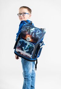 Zaino blu con grafica a tema robot, dotato di una tasca frontale, dettagli neri e spallacci regolabili. Tessuto liscio e design robusto.