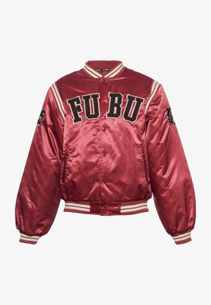 Raudona satino bomberio striukė su gumuotais rankogaliais ir apačia. FUBU siuvinėtas logotipas priekyje; juodi akcentai ir dryžuota detalė rankovėse.