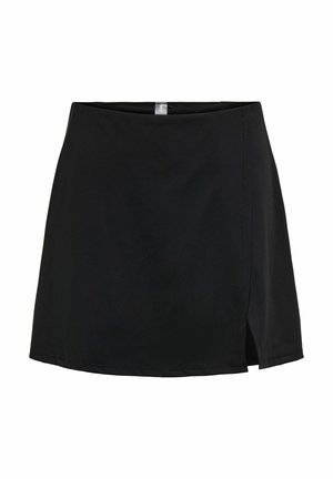 Mini-jupe noire avec une petite fente à l'avant, côté droit, confectionnée en tissu lisse avec un ourlet droit.
