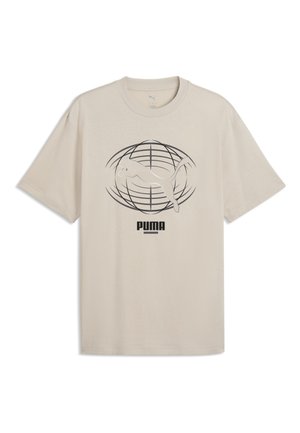 Beżowa koszulka z krótkim rękawem z czarną grafiką globu, białym konturem pumy i czarnym logo PUMA na piersi.