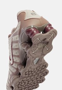 Nike Sportswear SHOX TL - Sneakers - pumice/night maroon/plum eclipse