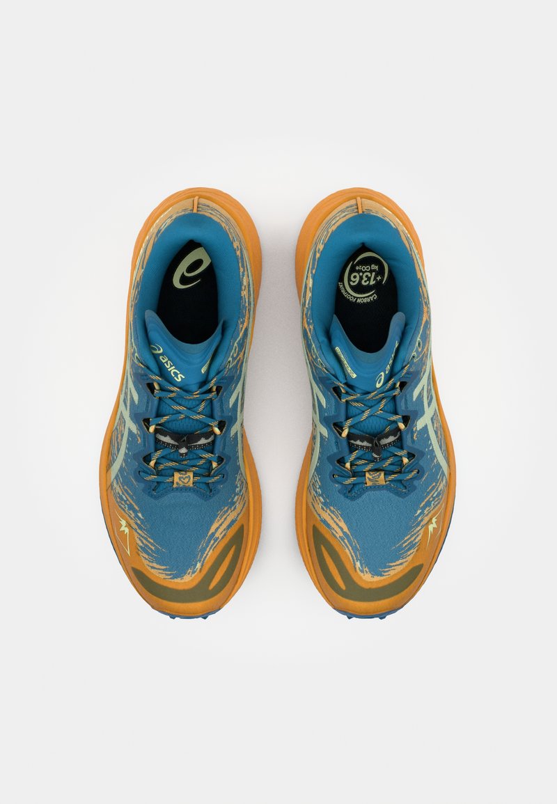 Des chaussures de sport bleues et orange avec un dessus texturé, une semelle rembourrée et des lacets noirs avec des accents jaunes et des détails de logo.