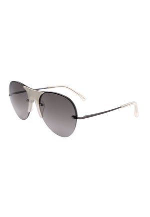 Occhiali da sole stile aviator con lenti sfumate nere e montatura in metallo argento con terminali bianchi.