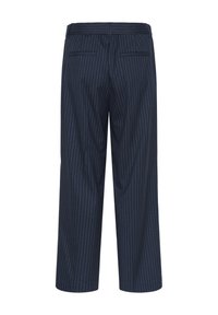 Sötétkék csíkos öltönynadrág övrésszel és két hátsó zsebből készült, hátulról látható, fehér háttér előtt.