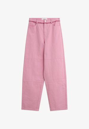 Pantalones rosa de corte relajado con una tela texturada. Presentan una cintura alta, trabillas para el cinturón, bolsillos frontales y un cierre de botón.