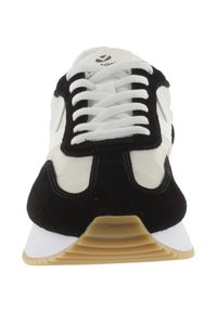 Zapatilla en blanco y negro con parte superior de gamuza y malla, suela de goma y cordones blancos, con una suela de goma texturizada para mayor agarre.