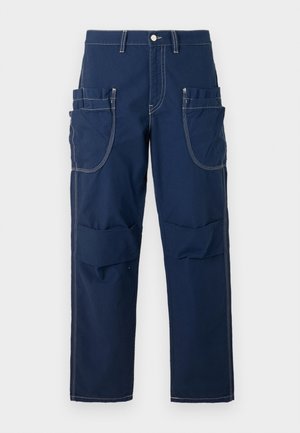 Σκούρο μπλε cargo παντελόνι με πολλαπλές τσέπες, αντίθετο ραφτό, ευθεία γραμμή και κλείσιμο με κουμπί μπροστά.