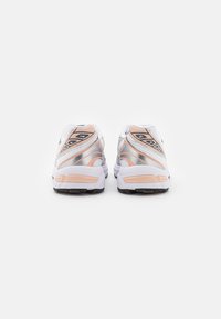 ASICS SportStyle GEL 1130 - Sapatilhas - white/pure silver