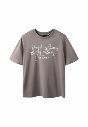 Grå T-shirt med korte ærmer og hvid skrift på fronten, hvor der står "Perpetuity Studios eternity Infinity forever".