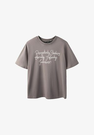 Grå T-shirt med korte ærmer og hvid skrift på fronten, hvor der står "Perpetuity Studios eternity Infinity forever".