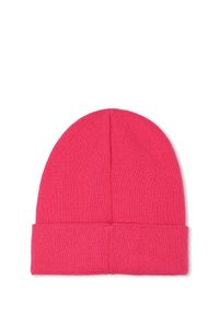 Roze gebreide beanie met een omgeslagen rand, met een gladde textuur en een ribbelontwerp, dat naar de bovenkant toe taps toeloopt.