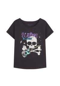 Camiseta gris oscuro con un diseño gráfico de una calavera y una guitarra, con acentos en azul claro y púrpura. Cuello redondo, corte relajado.