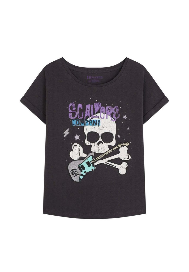 Camiseta gris oscuro con un diseño gráfico de una calavera y una guitarra, con acentos en azul claro y púrpura. Cuello redondo, corte relajado.