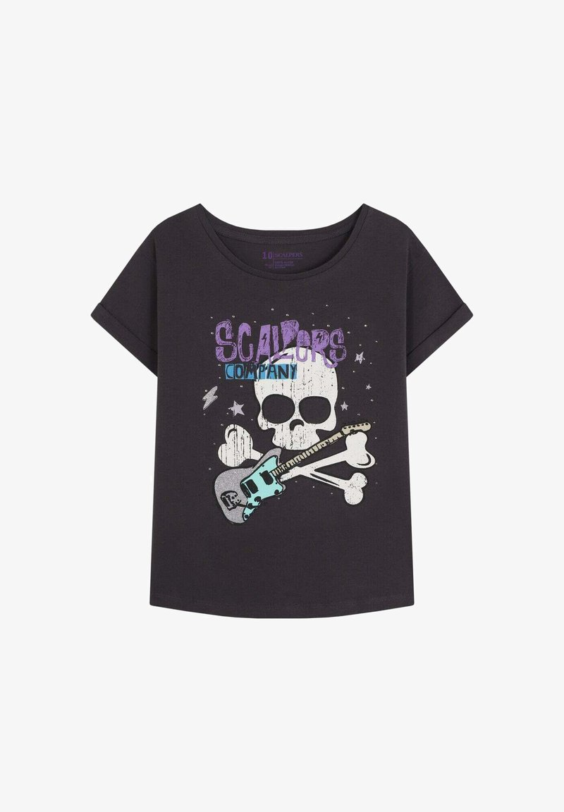 Camiseta gris oscuro con un diseño gráfico de una calavera y una guitarra, con acentos en azul claro y púrpura. Cuello redondo, corte relajado.