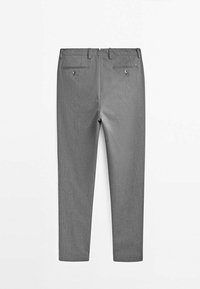 Pantalon gris sur mesure avec passants pour ceinture, deux poches arrière passepoilées avec boutons, et coupe droite.
