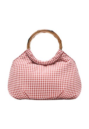 Torebka z czerwono-białej tkaniny w kratę, o zaokrąglonym kształcie, z okrągłymi uchwytami z bambusa na białym tle.