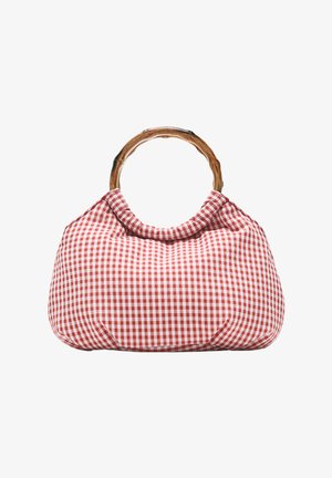 Handtasche aus rot-weiß kariertem Stoff mit abgerundeter Form und runden Bambusgriffen vor weißem Hintergrund.