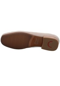 Lichtbeige schoenenzool met een gestructureerde bruine rubberen basis en een kleine hak. Heeft een rood accentlogo en gestikte details langs de rand.