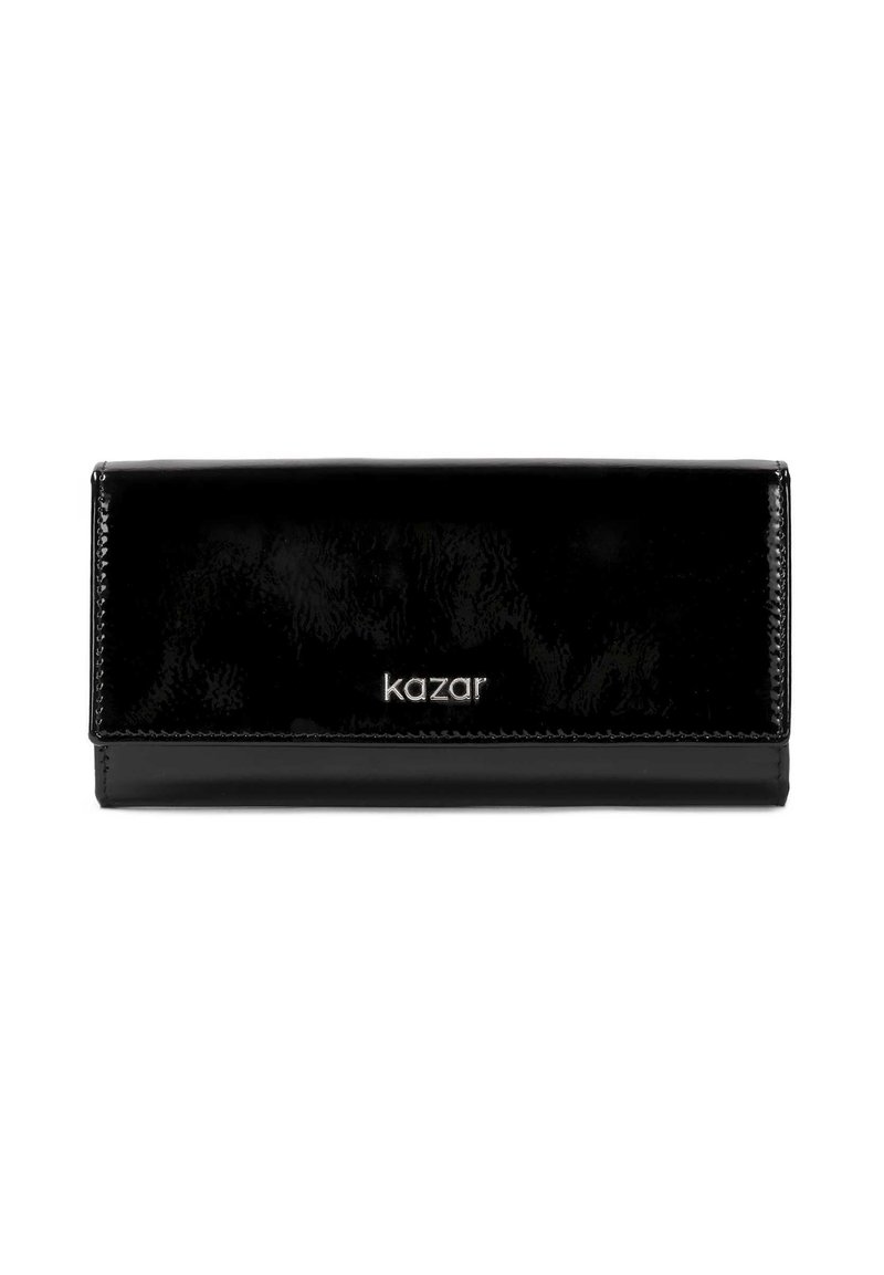 Kovček iz črnega patentnega usnja z gladko teksturo, pravokotno obliko in srebrnim logotipom "kazar" na sprednji strani. Enostaven, eleganten dizajn.