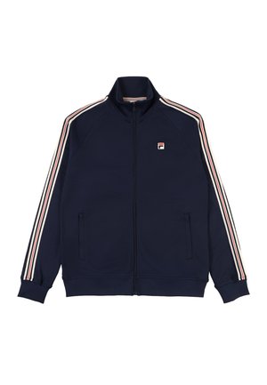 Chaqueta de terciopelo azul marino con cremallera, hecha de una tela suave, con acentos de rayas blancas y rojas en los hombros y dos bolsillos laterales. Logo de Fila en el pecho.