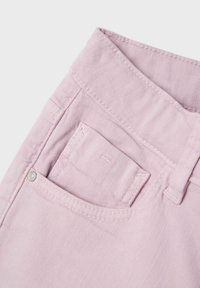 Tela de mezclilla rosa pálido con una cinturilla cosida, que cuenta con un pequeño bolsillo trasero y un acento de botón metálico. Textura suave y diseño casual.