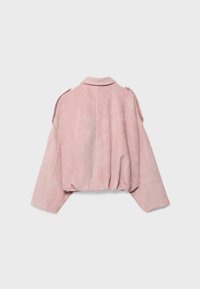 Svetloružová krátka bunda s dlhými rukávmi, ramennými epolety a detailom švu na zadnej strane, vystavená na jednoliatom svetlom pozadí.