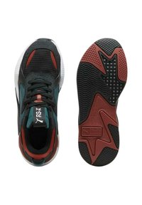 Zwarte en teal sportieve schoenen met rode accenten, bovenwerk van mesh, gevoerde zool, textuur rubberen buitenzool met een geometrisch patroon en logo.