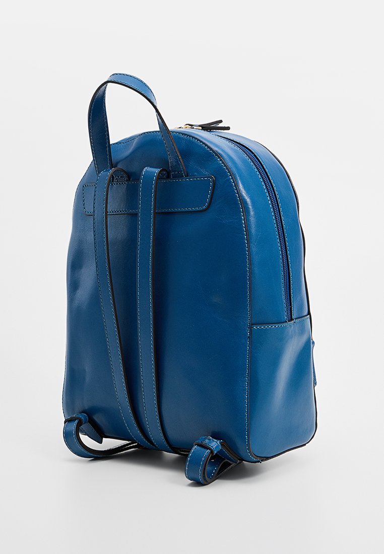 Zaino in pelle blu con una texture liscia, forma arrotondata, spallacci regolabili, chiusura a zip e dettagli con tasche laterali.