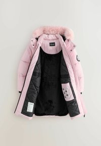 Giacca a vento rosa chiaro con cappuccio in pelliccia sintetica, fodera nera trapuntata e tasca interna. Presenta una patch con il logo e chiusura frontale con zip.
