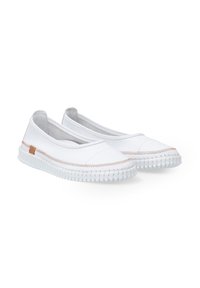 Witte instap schoenen van canvas met een textuur rubberen zool. Heeft contrasterende stiksels en een kleine tan accent. Lichtgewicht ontwerp.