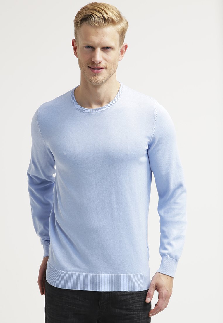 Pulover bleu deschis cu guler rotund, mâneci lungi și manșete și tiv curbat cu model în relief. Textură netedă și design ajustat.