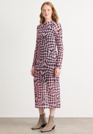 Abito a maniche lunghe, a quadretti rosa e neri con una silhouette aderente. Realizzato in materiale trasparente, presenta un colletto alto e un motivo fluido.