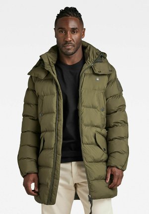 Parka verde acolchada con capucha, que cuenta con un cierre de cremallera, bolsillos con botón y puños elásticos; fabricada con un material suave y resistente al agua.
