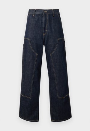 Pantalon en denim bleu foncé à jambe large avec poches plaquées à l'avant et détails de couture jaune visibles.