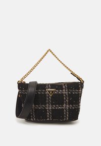 Sac à main en tweed noir avec chaîne dorée et sangle en cuir, présentant un motif écossais avec des accents violets et une plaque de logo. Fermeture éclair.