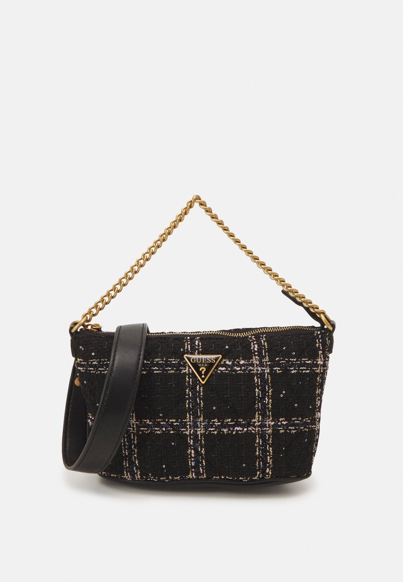 Sac à main en tweed noir avec chaîne dorée et sangle en cuir, présentant un motif écossais avec des accents violets et une plaque de logo. Fermeture éclair.