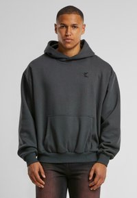 Kullgrå hoodie lavet af bomuldsblanding, med en frontlomme, ribbede manchetter og kant, samt et lille logo på brystet.
