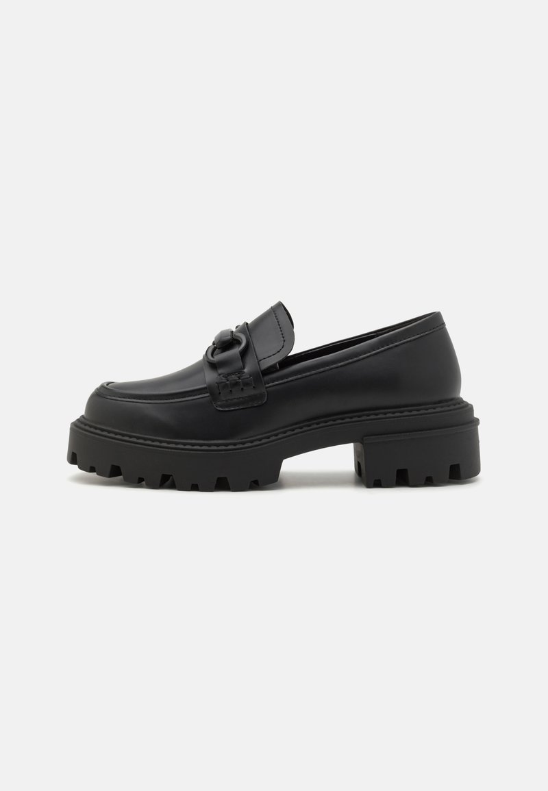 Schwarze Lederloafers mit einer kräftigen Profilsohle, ausgestattet mit einem dekorativen Riemen und runder Zehenpartie. Glatte Textur mit Steppdetails.