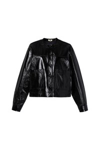 Veste en faux cuir noir et brillant avec un col rond, une fermeture à boutons à l'avant, deux poches à l'avant et des manches longues. Présente un design court.