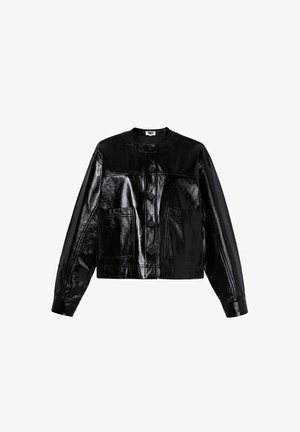 Zwarte, glanzende faux leren jas met een ronde halslijn, sluiting met knopen aan de voorkant, twee voorzakken en lange mouwen. Heeft een cropped ontwerp.
