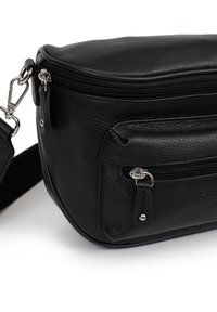 Borsa in pelle nera con superficie texturizzata, forma arrotondata, tasca con zip anteriore e dettagli in metallo argentato. Inclusa tracolla regolabile.