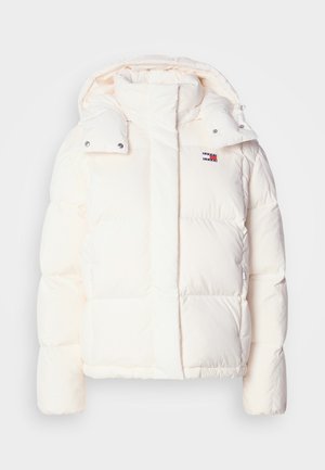 Biela prešívaná bunda s kapucňou, so štepovaným dizajnom, cvokmi a malým logom na hrudi. Jemná, lesklá textúra.