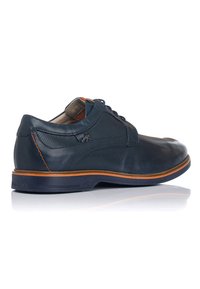 Zapato de cuero azul marino con un acabado suave, que presenta un panel texturizado, costuras naranjas y una suela de goma para mayor agarre.