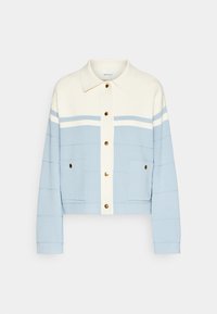 Jasnoniebieski krótki kardigan z białym kołnierzem, dwoma przednimi kieszeniami i złotymi guzikami. Posiada paski na wysokości klatki piersiowej.