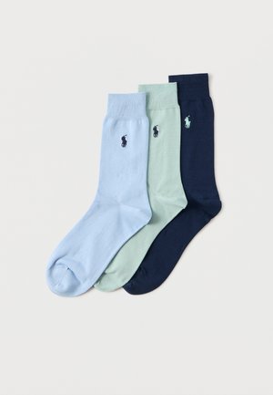Drei Paar mittelgroße Baumwollsocken in Hellblau, Blassgrün und Marineblau, jeweils mit einem kleinen bestickten Polo-Spieler-Logo in der Nähe der Manschette.
