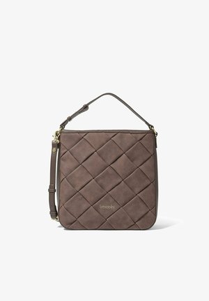 Sac à main en similicuir matelassé marron avec une forme plate, doté d'une poignée courte et d'une bandoulière réglable. Accent de logo doré sur le devant.