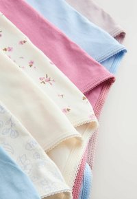 Vijf gevouwen katoenen onderbroeken in pastelblauw, crème met roze bloemen, effen roze en lichtpaars, gerangschikt in overlappende rijen.